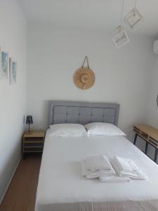 Postel nebo postele na pokoji v ubytování Athinais Karystos