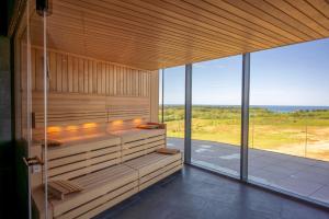 uma sauna com vista para o oceano a partir de um quarto em Petram Resort & Residences em Savudrija