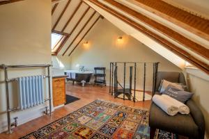 sala de estar con sofá y ático en Finest Retreats - Pittodrie Guest House - Apartment 6 en Brighton & Hove