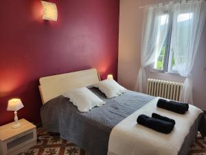 ein Schlafzimmer mit einem Bett mit zwei Kissen darauf in der Unterkunft Le champ neuf in Saint-Julien-des-Points