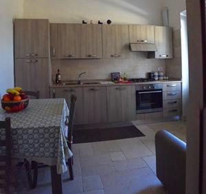 A kitchen or kitchenette at Casa Polinisso