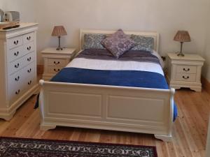 1 dormitorio con 1 cama con 2 mesitas de noche en The Old Dispensary, en Kinsale