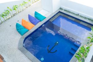 Bazén v ubytování The Jangkar Canggu Guesthouse & Villa nebo v jeho okolí