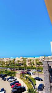 エル・アラメインにあるMarassi 3CRの駐車場に駐車した車の束