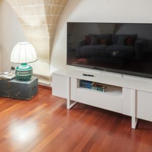 salon z dużym telewizorem z płaskim ekranem w obiekcie Fabiola exclusive apartment w mieście Grottaglie