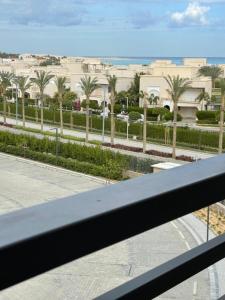 エル・アラメインにあるMarassi 3CRのヤシの木が茂る建物のバルコニーからの眺め