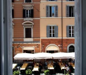 desde la ventana de una cafetería al aire libre frente a un edificio en Apartment Ripa 17, en Roma