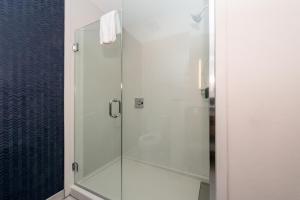 W łazience znajduje się prysznic ze szklanymi drzwiami. w obiekcie Fairfield Inn & Suites by Marriott Fort Worth Southwest at Cityview w mieście Fort Worth