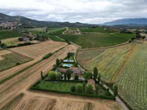 una vista aérea de una granja en las colinas en Casa Vacanze Vecchio Granaio, en Magione