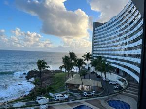 un hotel con vistas al océano en Maravilhoso 3 quartos vista mar Ondina Apart, en Salvador