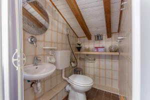 Un baño pequeño con inodoro y lavabo. en Aposa Little House, en Bolonia