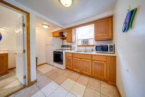 O bucătărie sau chicinetă la Pet-Friendly Lake Erie Cottage - Walk to the Water