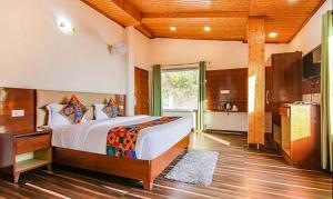 Kama o mga kama sa kuwarto sa Kanari Mussoorie by Red Finch Hotels
