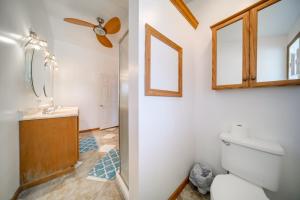 O baie la Pet-Friendly Lake Erie Cottage - Walk to the Water +20 fotografii