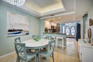 une cuisine et une salle à manger avec une table et des chaises dans l'établissement Waterfront Palm Coast Vacation Rental with Patio!, à Palm Coast