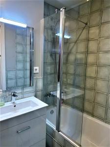 uma casa de banho com um chuveiro, um lavatório e uma banheira em Rooms Sepulveda em Barcelona