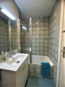uma casa de banho com um lavatório e uma banheira em Rooms Sepulveda em Barcelona