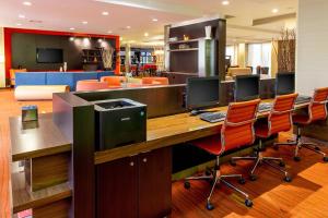 una oficina con un escritorio con varios ordenadores. en Courtyard by Marriott Lexington Keeneland/Airport, en Lexington