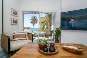 Sjónvarps- og/eða afþreyingartæki á Prime Location 2BR Beach Flat
