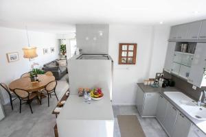 Eldhús eða eldhúskrókur á Prime Location 2BR Beach Flat