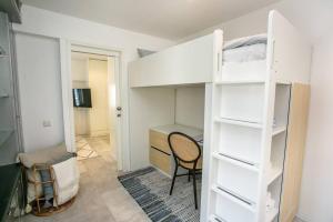 Rúm í herbergi á Prime Location 2BR Beach Flat