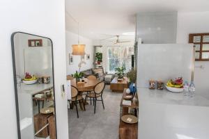 Setusvæði á Prime Location 2BR Beach Flat
