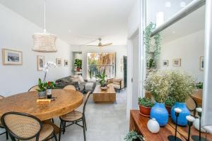 Setusvæði á Prime Location 2BR Beach Flat