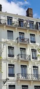 - un bâtiment blanc avec des balcons sur le côté dans l'établissement vue sur Rhône, à Lyon