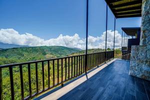 balcón con vistas a las montañas en Casa Nogal, Santa María de Dota, 