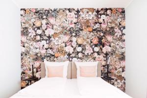 a bedroom with a floral wallpaper at House of Blooms in Fulda