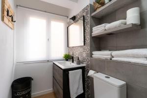 un baño con lavabo y espejo en Casa Moreda, en Almería 31 fotos más