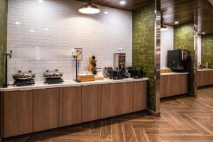 A kitchen or kitchenette at Fairfield Inn & Suites by Marriott Fort Worth Southwest at Cityview
