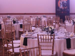 uma sala de jantar com mesas e cadeiras com toalhas de mesa brancas em Holiday Inn Monterrey Valle, an IHG Hotel em Monterrey