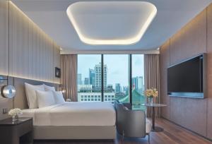 Pullman Singapore Hill Street客房内的一张或多张床位