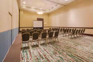 una sala de conferencias con sillas y un podio en Holiday Inn Monterrey Valle, an IHG Hotel, en Monterrey