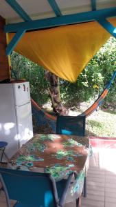 uma mesa e uma cama numa casa com uma tenda em TI-COLIBRI em Saint-Claude