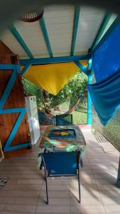 - une terrasse couverte avec 2 lits et un hamac dans l'établissement TI-COLIBRI, à Saint-Claude