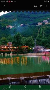 vistas a un lago con luces en una montaña en Ayten's Sweet House, en Trabzon