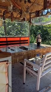 een houten tafel met een stoel en een pot erop bij Ayten's Sweet House in Trabzon