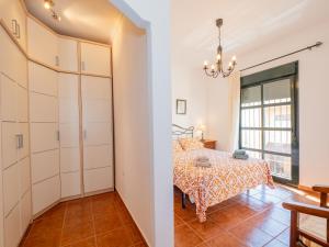 eine Küche und ein Esszimmer mit einem Tisch und einem Fenster in der Unterkunft Cubo's Casa Ronda del Olivar in Pizarra