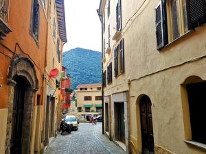 Supino的住宿－Casina di Paolo e Maria，两座以山为背景的建筑之间的小巷