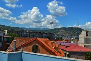 un globo de aire caliente en el cielo sobre una ciudad en Hotel DownTown Avlabari en Tiflis
