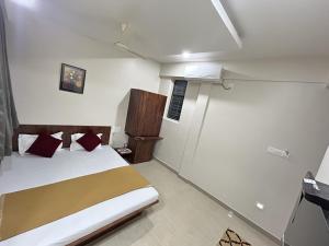 Un pat sau paturi într-o cameră la Hotel Darshan Grand