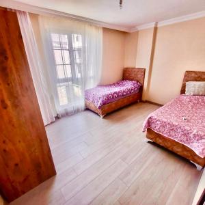 een slaapkamer met 2 bedden en een raam bij Marmara luxury villa in Marmaraereglisi