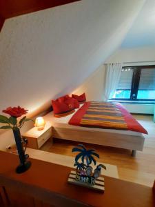 sypialnia z łóżkiem z czerwonymi poduszkami w obiekcie Ferienwohnung ILSENHOF w mieście Königsbrück