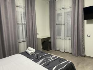 una camera da letto con un grande letto con tende di B&B Akoya Capo Vaticano a Capo Vaticano