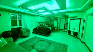 een groene woonkamer met een bank en een tafel bij Marmara luxury villa in Marmaraereglisi