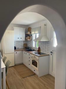 Кухня или мини-кухня в Marikos House, Pyrgaki Alyko Naxos
