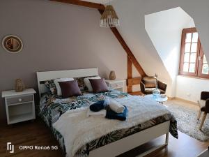een slaapkamer met een bed met twee handdoeken erop bij ESCAPADE BELINOISE in Moncé-en-Belin