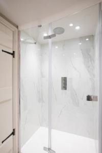 um chuveiro com uma porta de vidro na casa de banho em The Bakery em Arundel